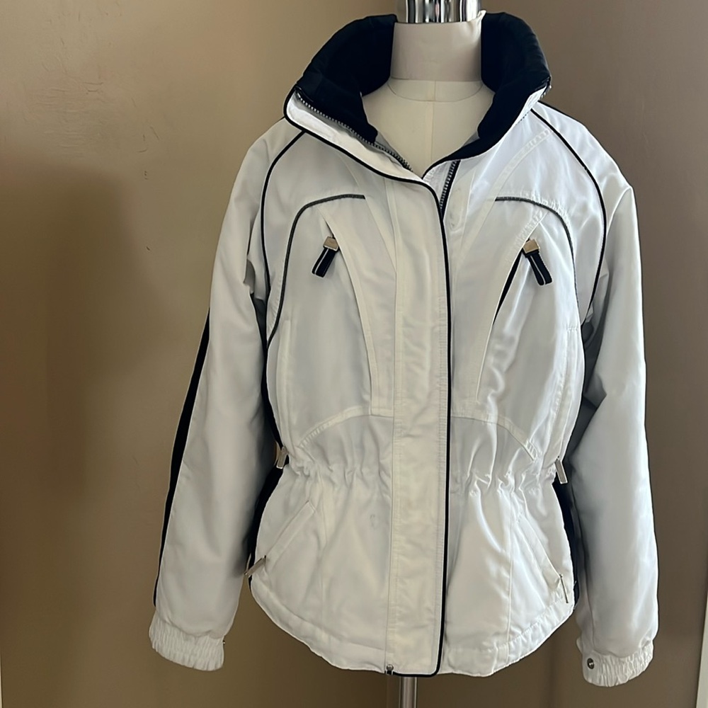 Marker ski jacket
size 6
White with black trim